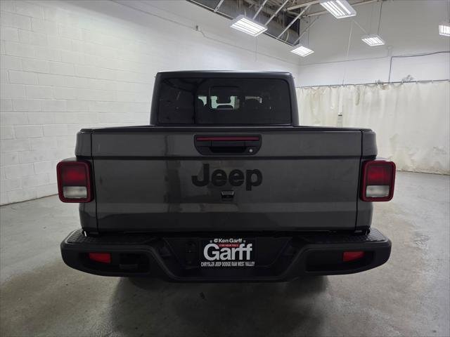 New 2025 Granite Crystal Metallic Clear-Coat Exterior Paint Jeep Sport S image 17