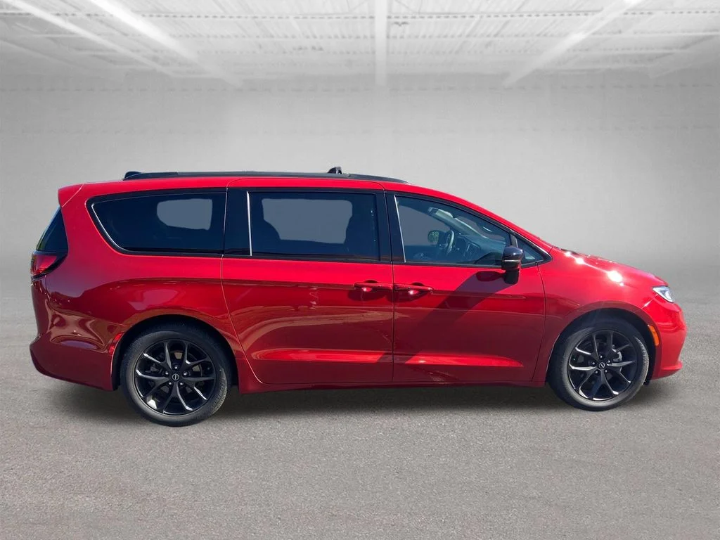 Used 2025 Red Chrysler Limited image 13