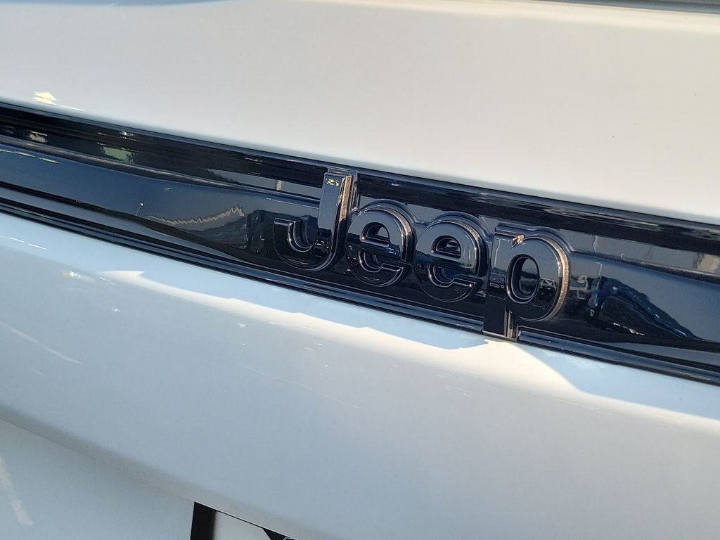 New 2026 Bright White Clear-Coat Exterior Paint Jeep Summit image 5