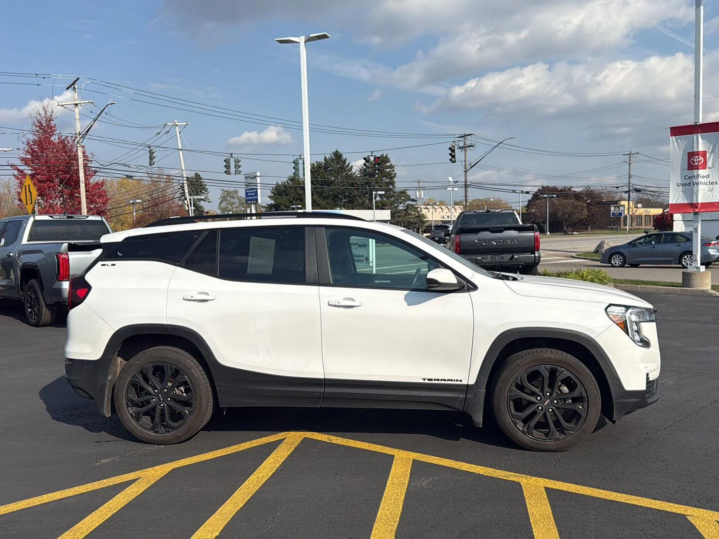 Used 2022 Summit White GMC SLE image 2