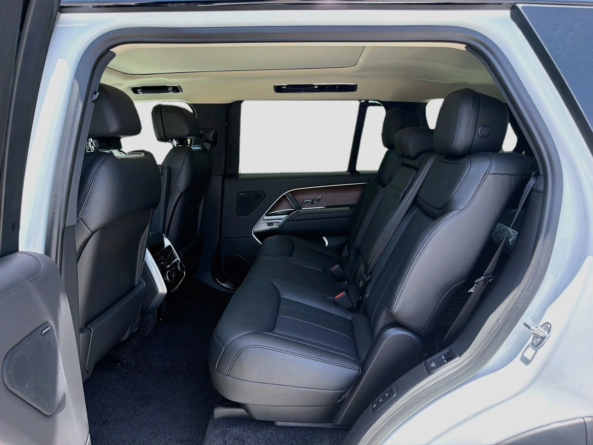 New 2026 Fuji White Land Rover SE image 22