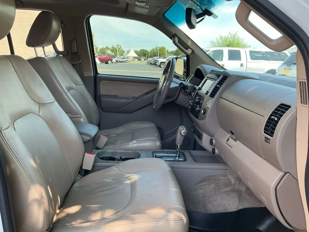 Used 2013 White Nissan SL image 26