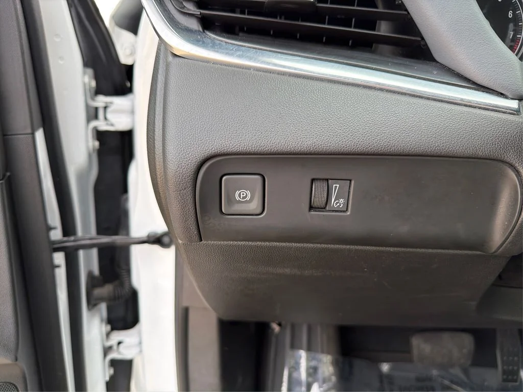 Used 2022 White Buick Essence image 17