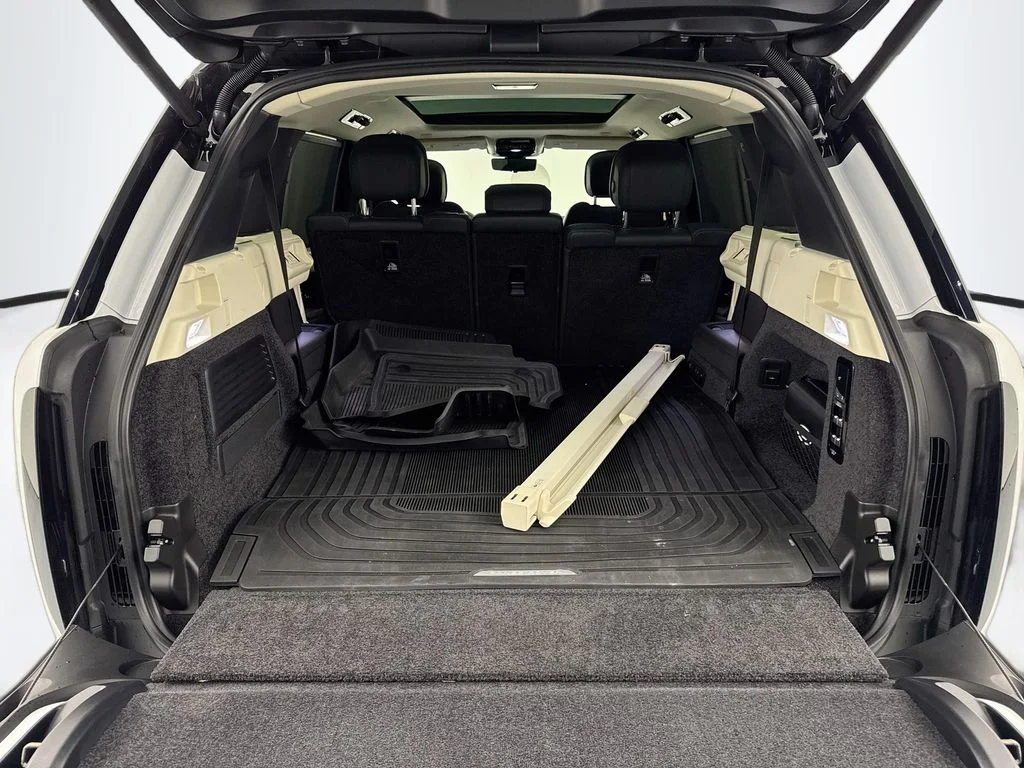 Used 2024 White Land Rover SE image 27