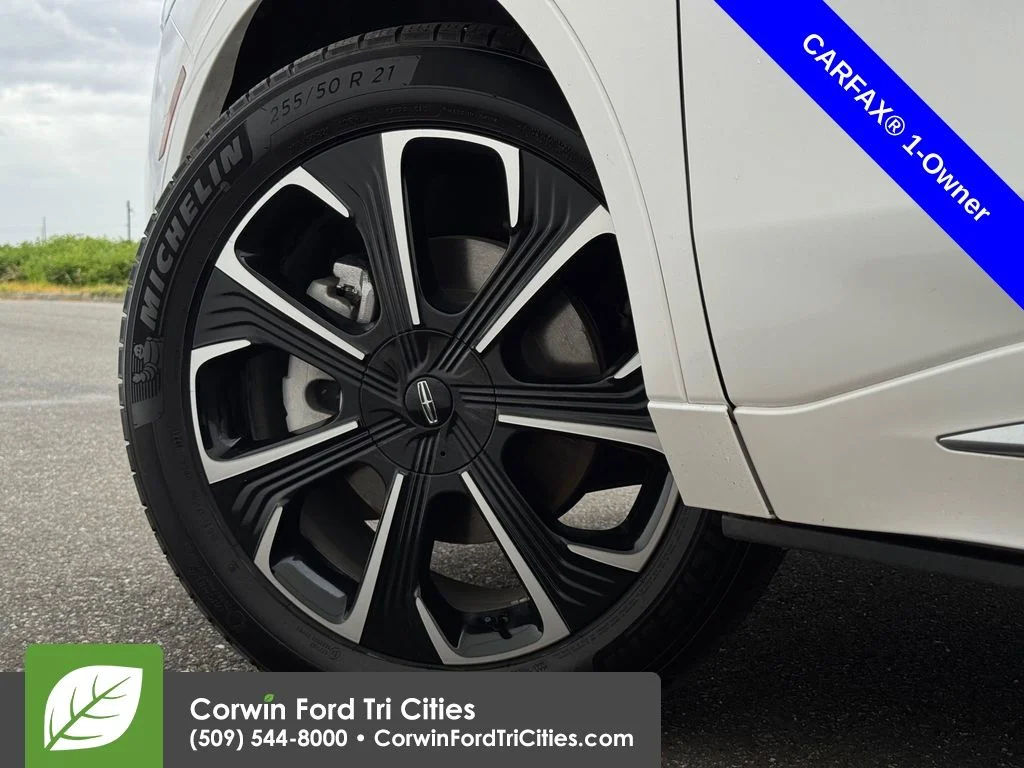 Used 2024 White Platinum Tri-Coat Metallic Lincoln Reserve image 21