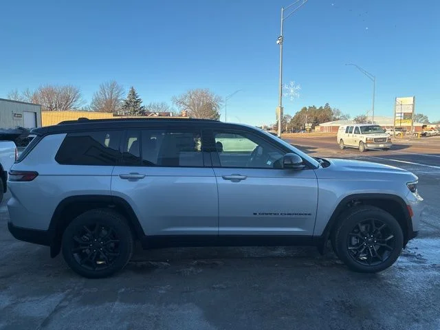 New 2025 Silver Zynith Exterior Paint Jeep Limited image 5