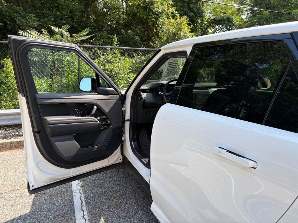 Used 2023 White Land Rover SE Dynamic image 10
