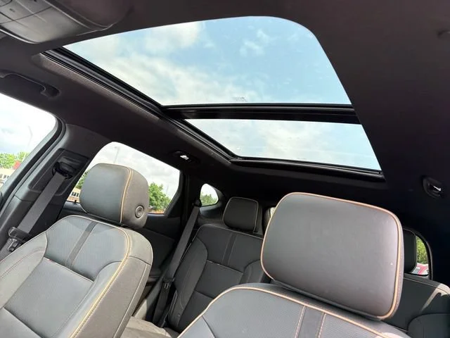 Used 2025 Iridescent Pearl Tricoat Chevrolet Premier image 28