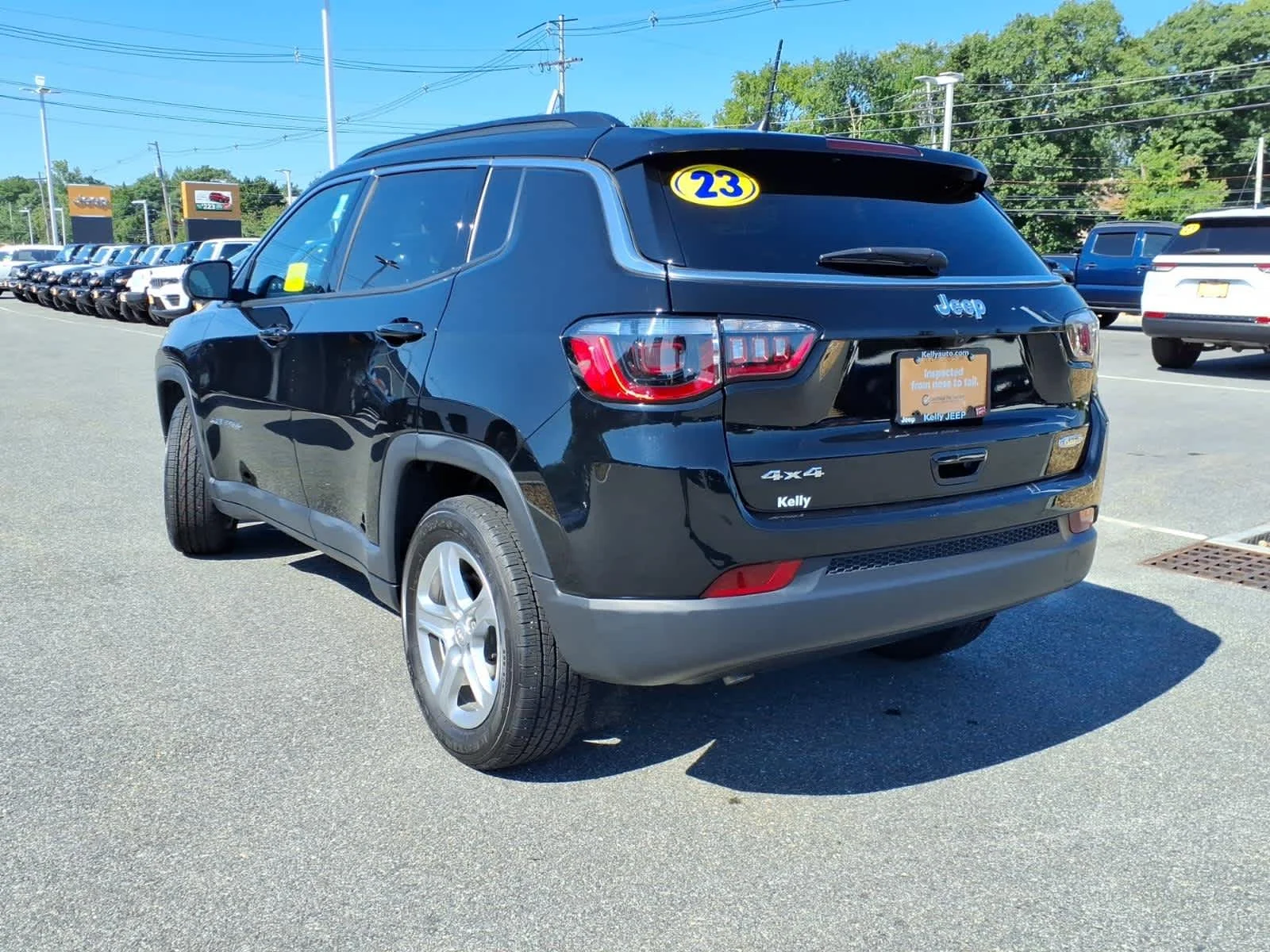 Certified Used 2023 Diamond Black Crystal Pearlcoat Jeep Latitude image 11
