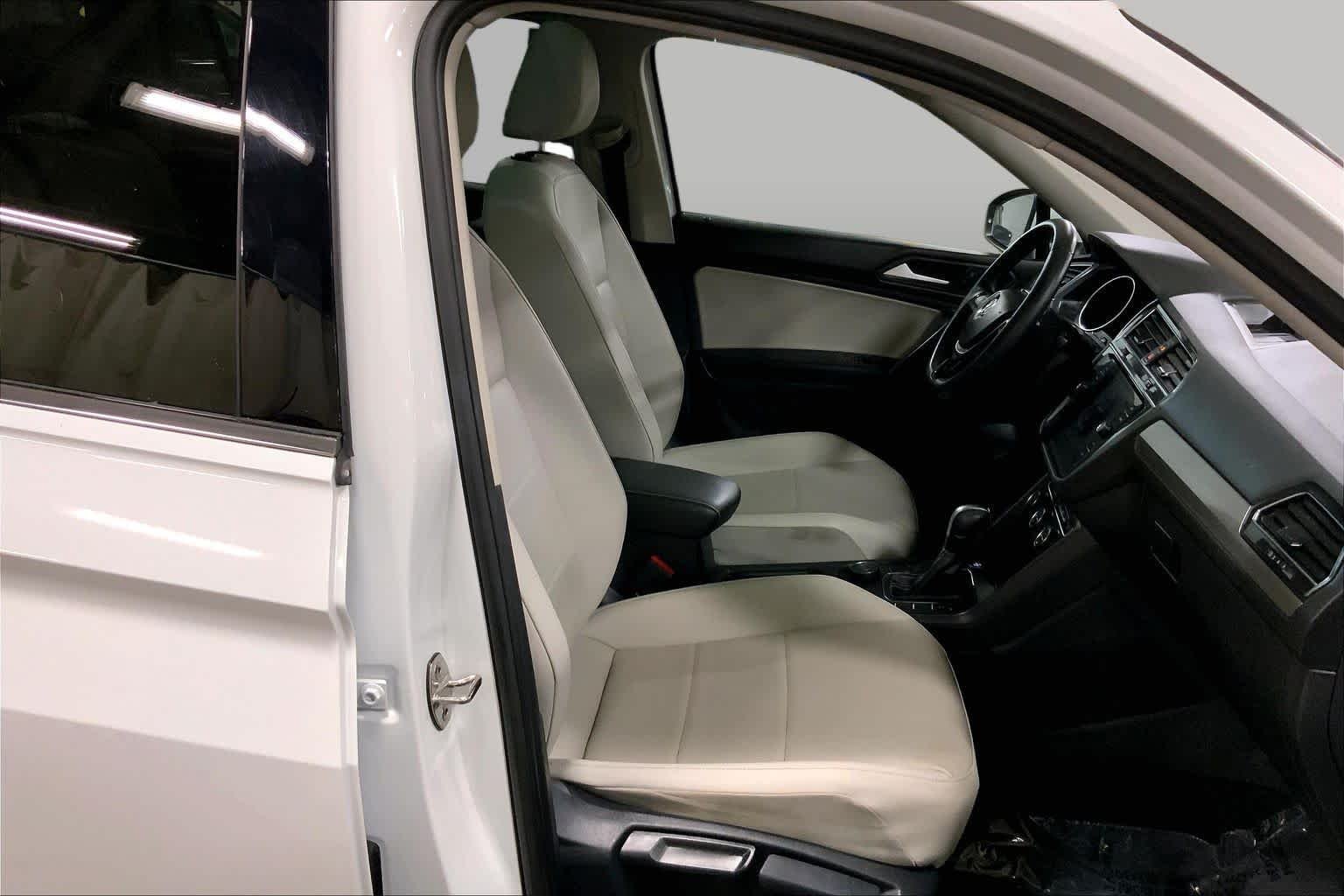 Used 2021  Volkswagen SE image 9