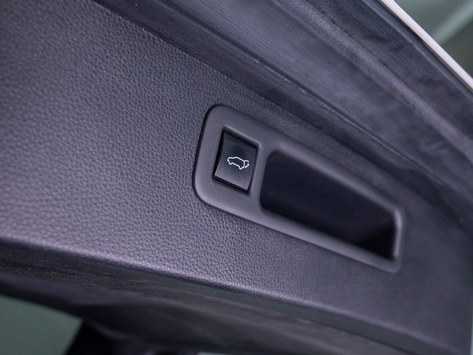 Used 2022 Pearl Toyota LE image 9