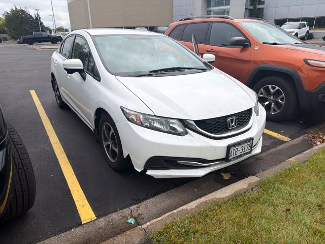 Used 2015 White Honda SE image 1