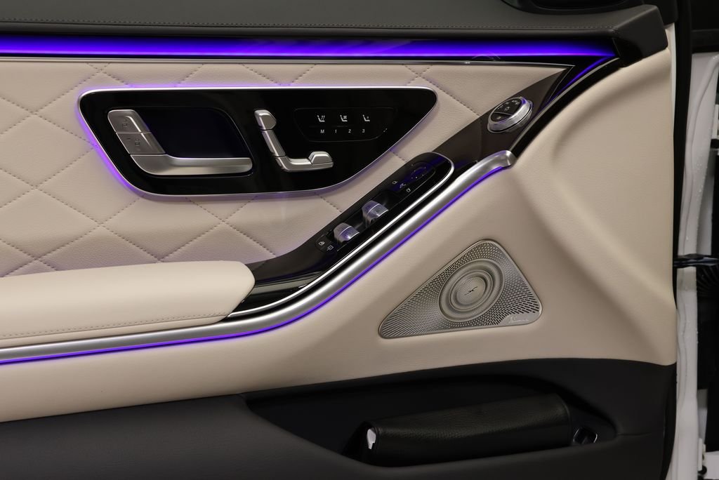 New 2026 MANUFAKTUR Moonlight White Metallic Mercedes-Benz S 580 image 30