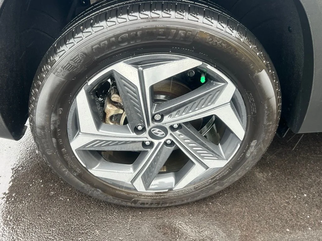 Used 2024 Silver Hyundai SEL Convenience image 8