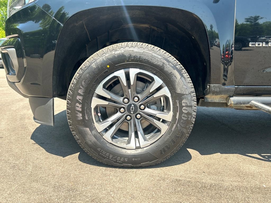 Used 2022 Black Chevrolet Z71 image 13
