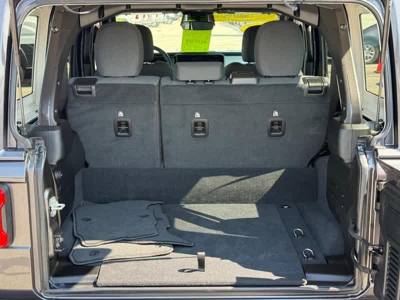 Used 2025 Granite Crystal Metallic Clearcoat Jeep Sahara image 7
