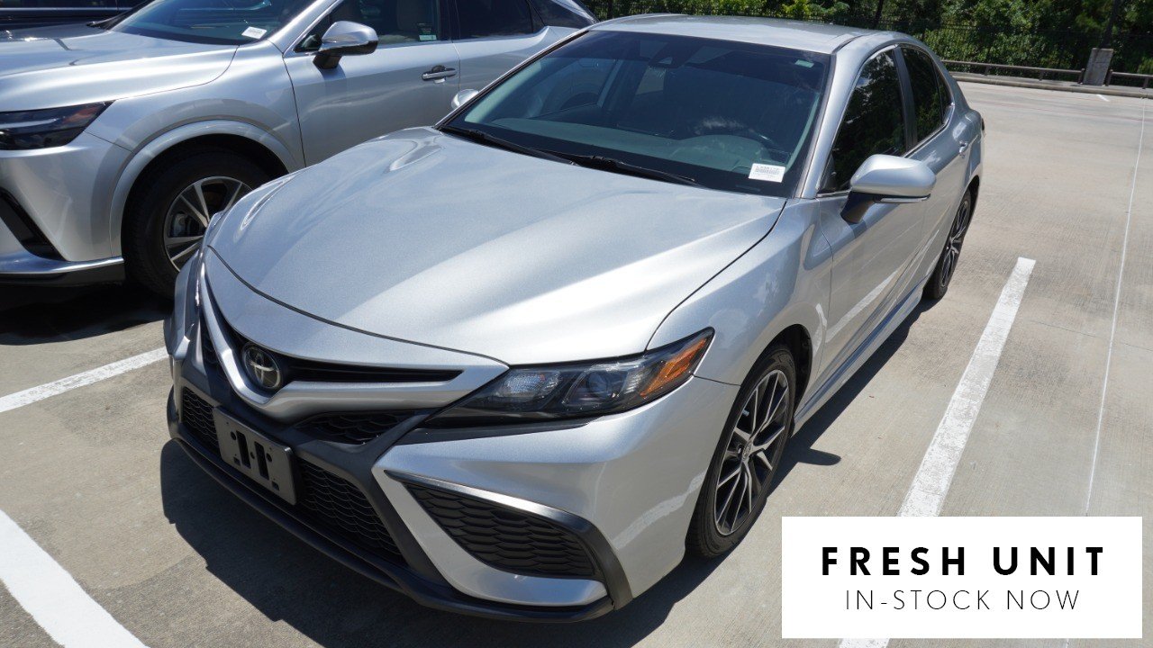 2024 Toyota Camry SE's photo