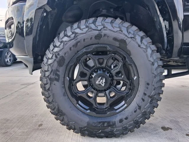 New 2026 Diamond Black Crystal Pearl-Coat Exterior Paint RAM Laramie image 9