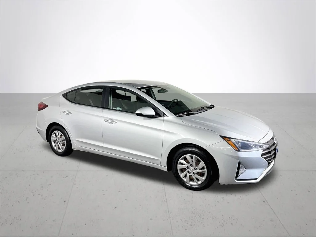 Used 2019 Silver Hyundai SE image 4