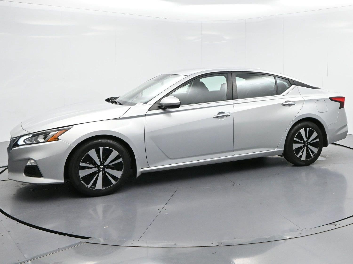 Used 2022 Brilliant Silver Metallic Nissan 2.5 SV image 4