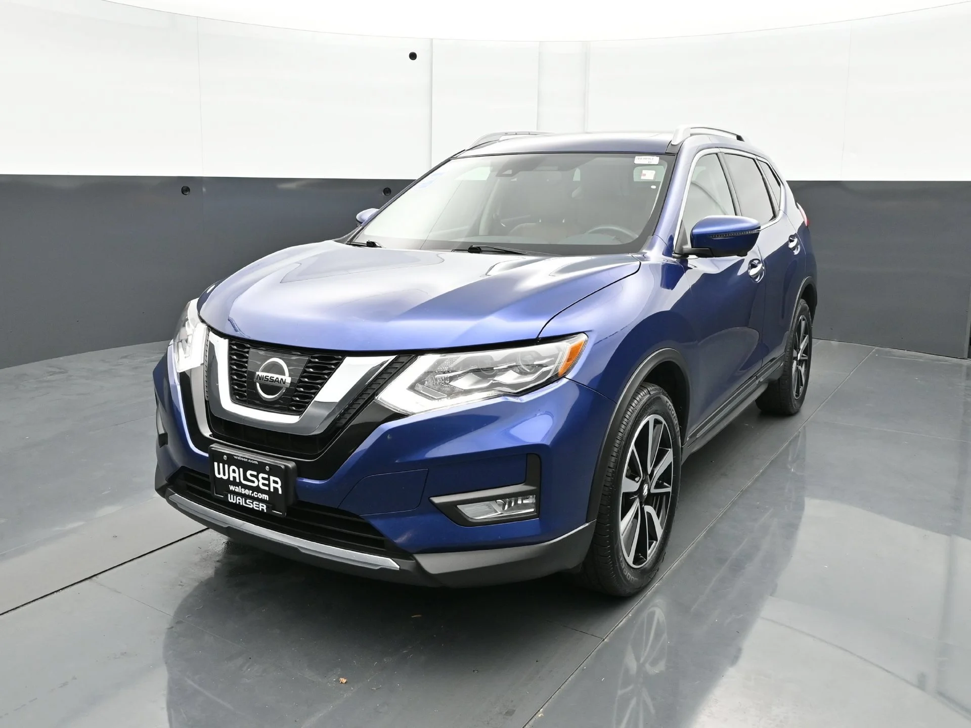 Used 2017 Caspian Blue Nissan SL image 1