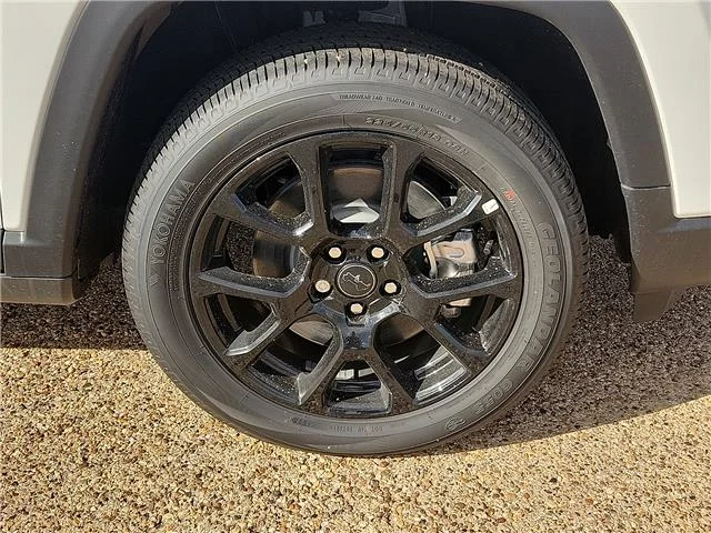 New 2026 PW7 Bright Whit Jeep LATITUDE ALTITUDE 4X4 image 7