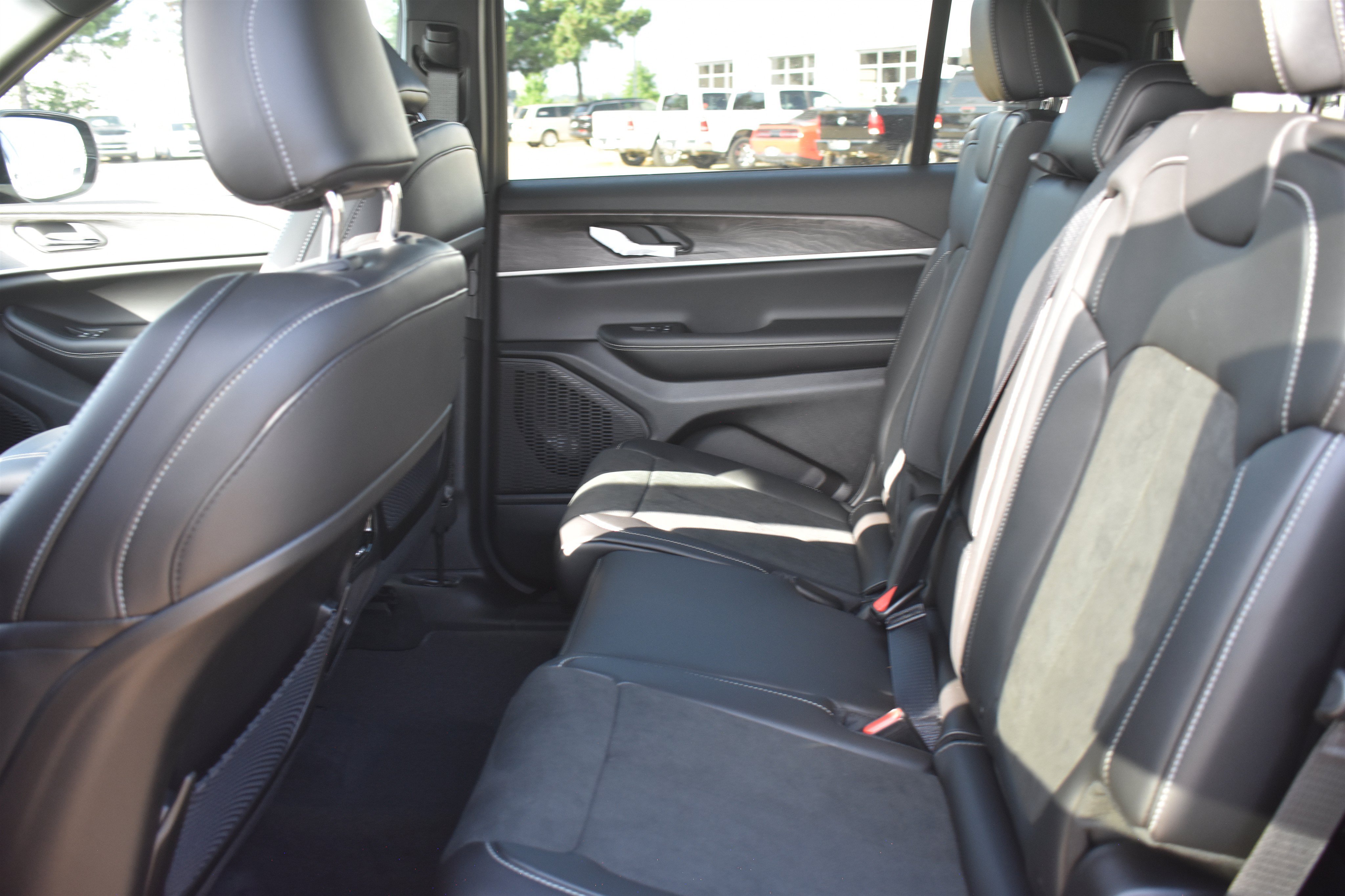 New 2026 Baltic Gray Metallic Clear-Coat Exterior Paint Jeep Laredo Altitude image 15