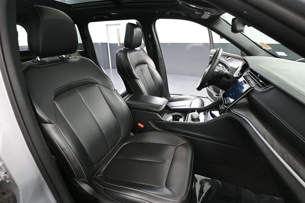 Used 2024 Silver Jeep 4xe image 43