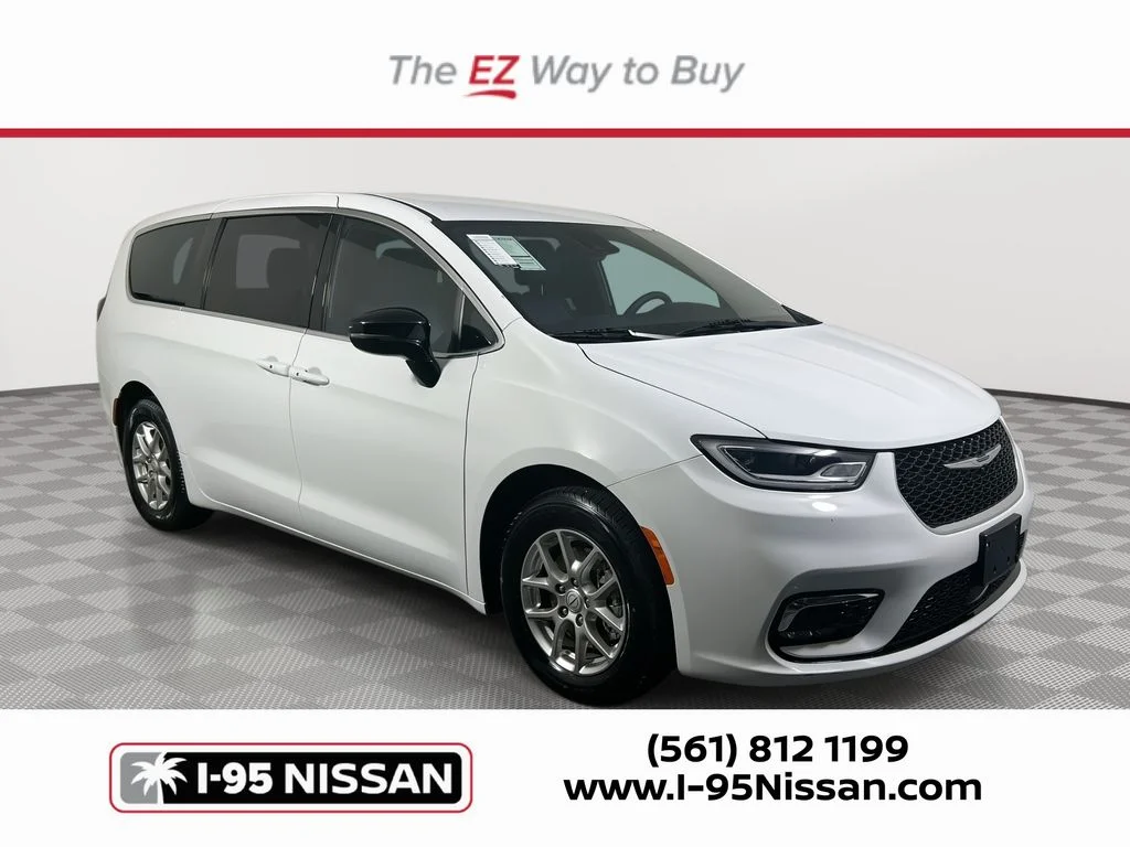 2025 Chrysler Pacifica Select's photo