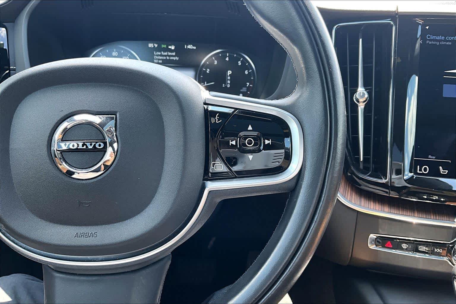Used 2021 Crystal White Metallic Volvo Inscription image 25
