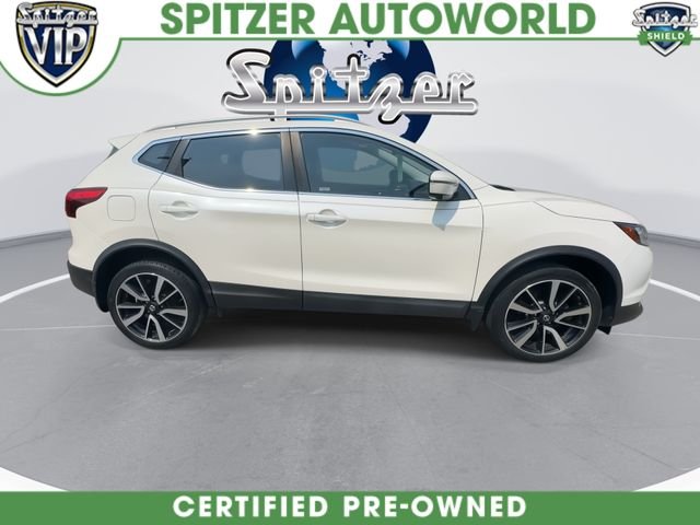Used 2017 White Nissan SL image 10