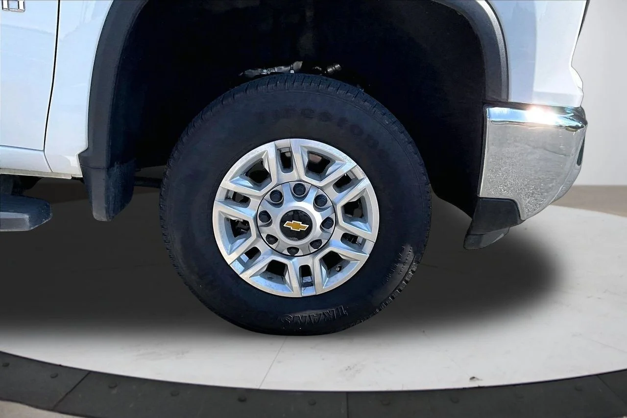 Used 2025 White Chevrolet LT image 32