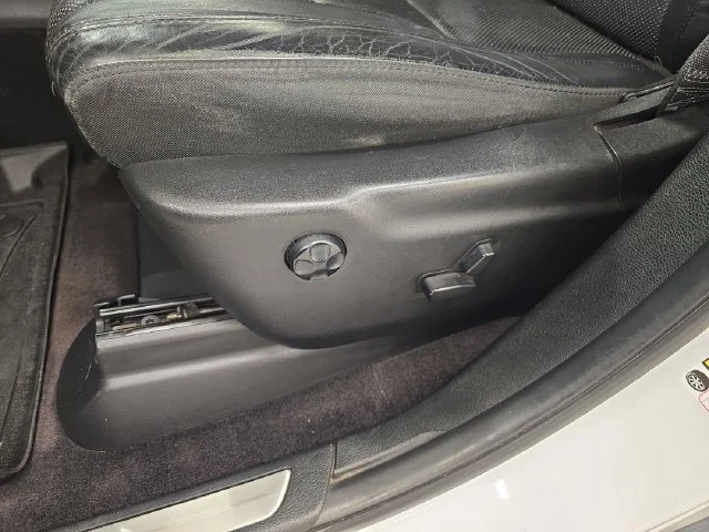 Used 2018 Bright White Clearcoat Jeep Limited image 36