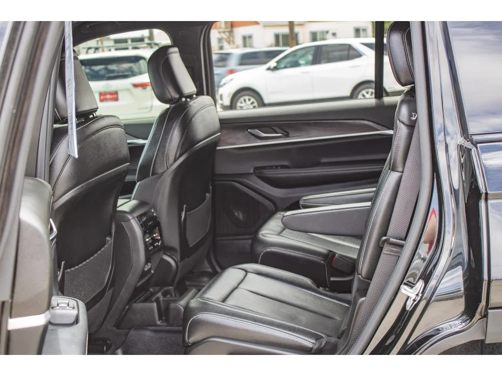 Used 2024 Diamond Black Crystal Pearlcoat Jeep Limited image 20