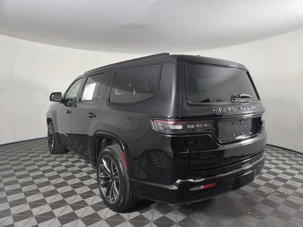Used 2025 Diamond Black Crystal Pearlcoat Jeep Series III Obsidian image 7