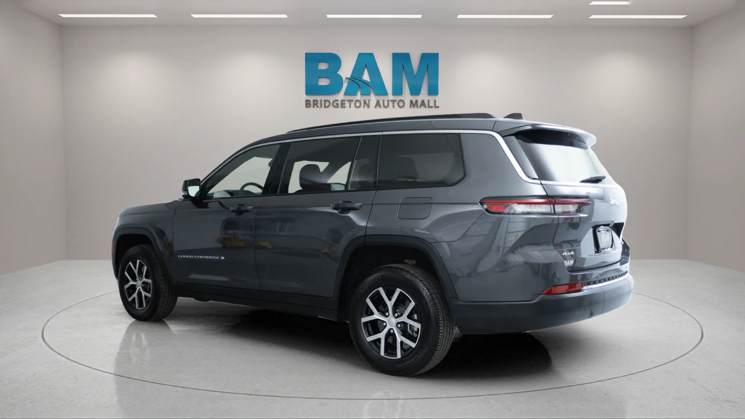 Used 2024 Gray Jeep Limited 4x4 image 5