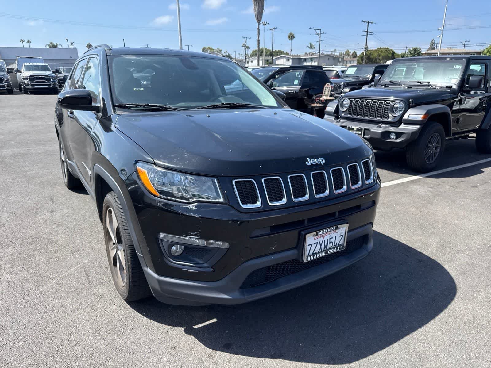 Used 2017 Diamond Black Crystal Pearlcoat Jeep Latitude image 6