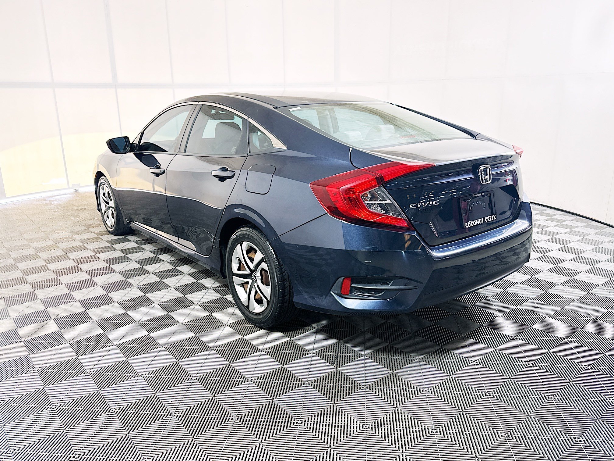 Used 2018 Gray Honda LX image 5