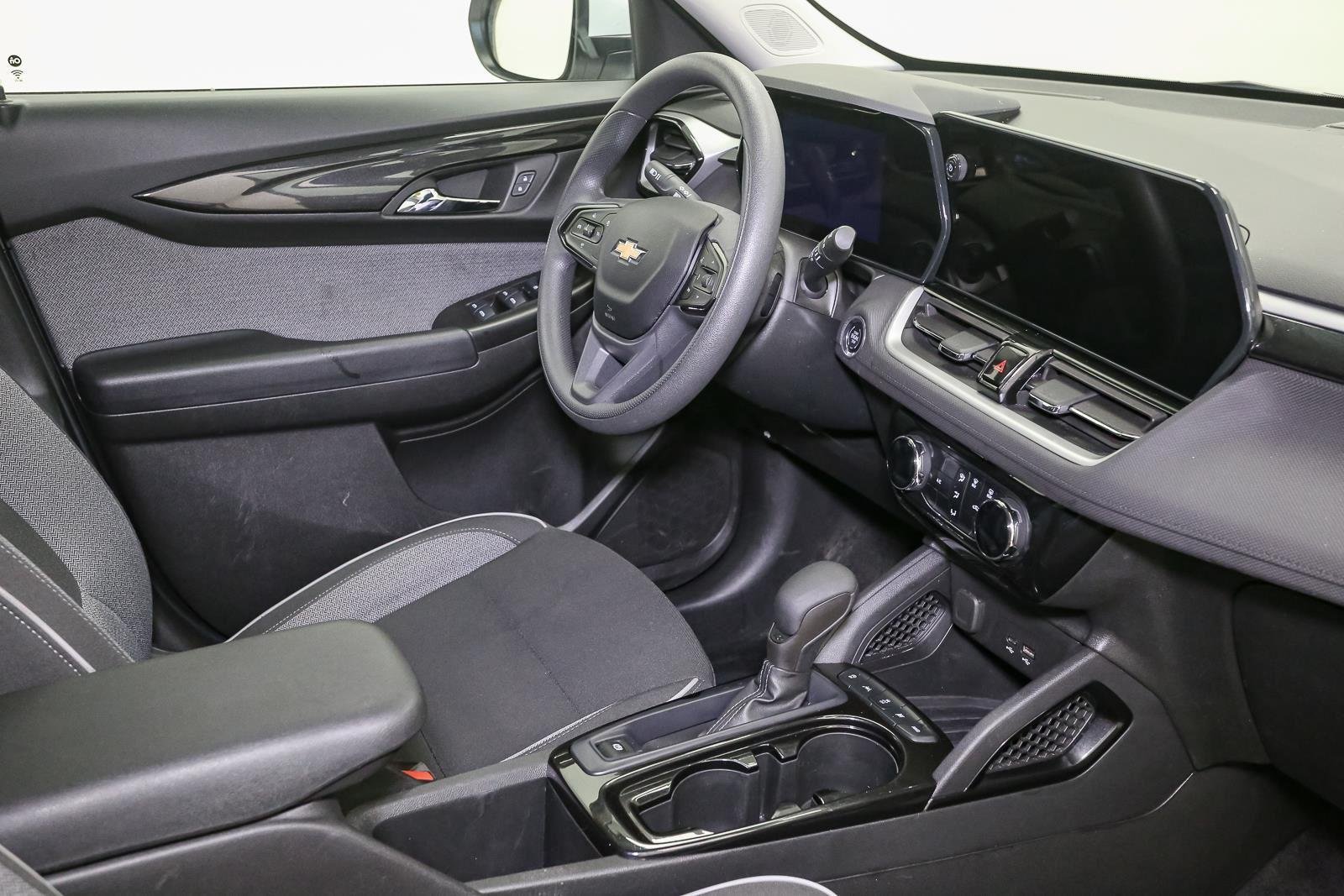 Used 2024 Summit White Chevrolet LT image 17