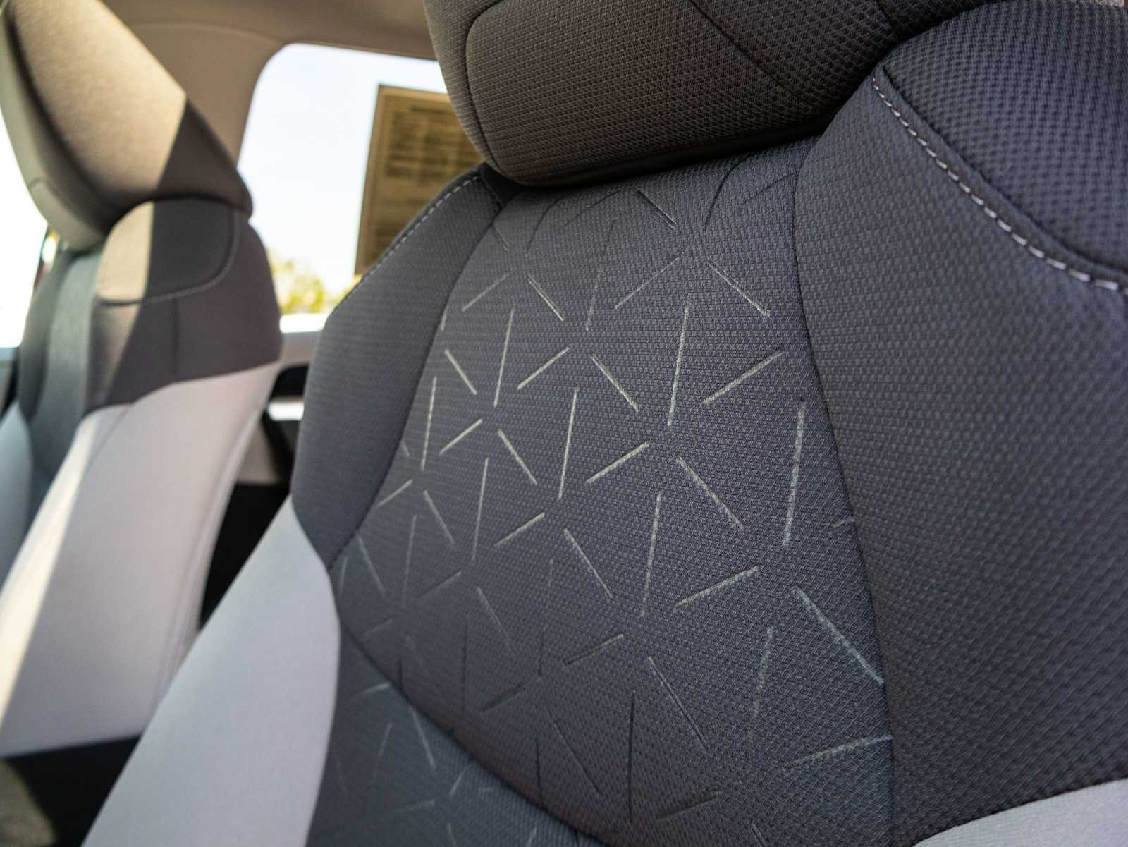 2025 Toyota RAV4 XLE - Photo 15