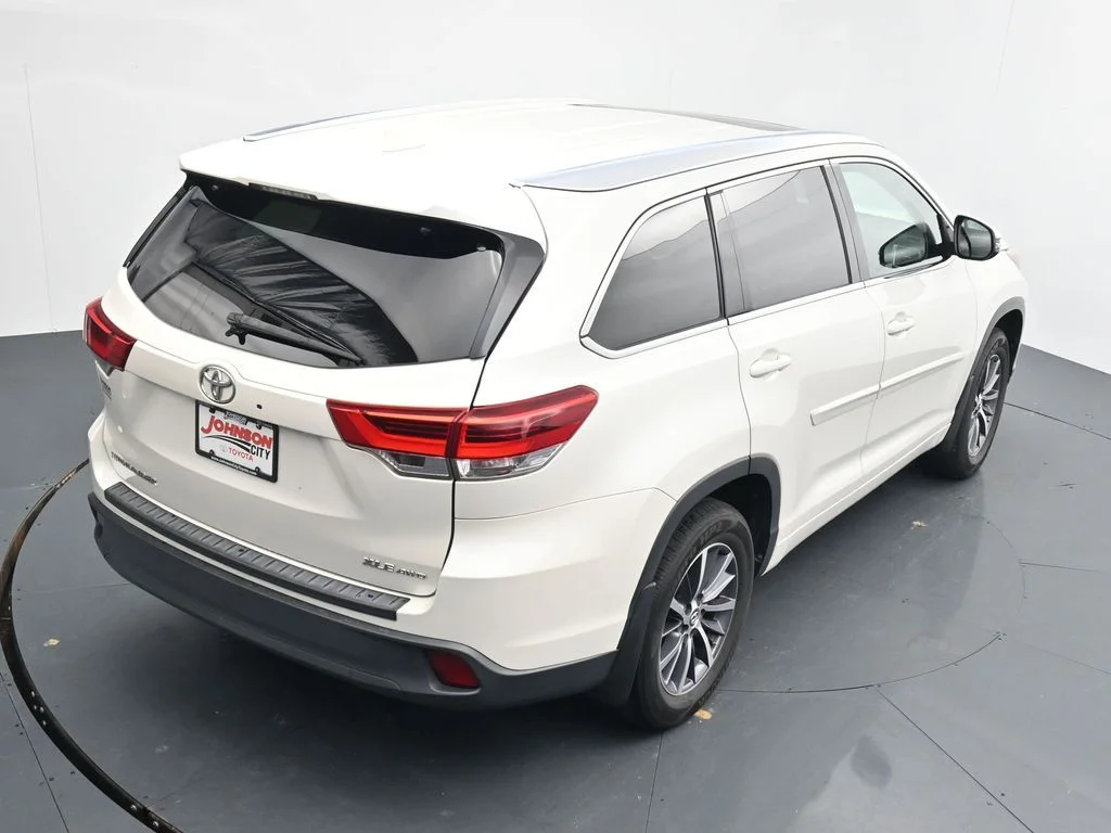 Used 2018 White Toyota XLE image 29