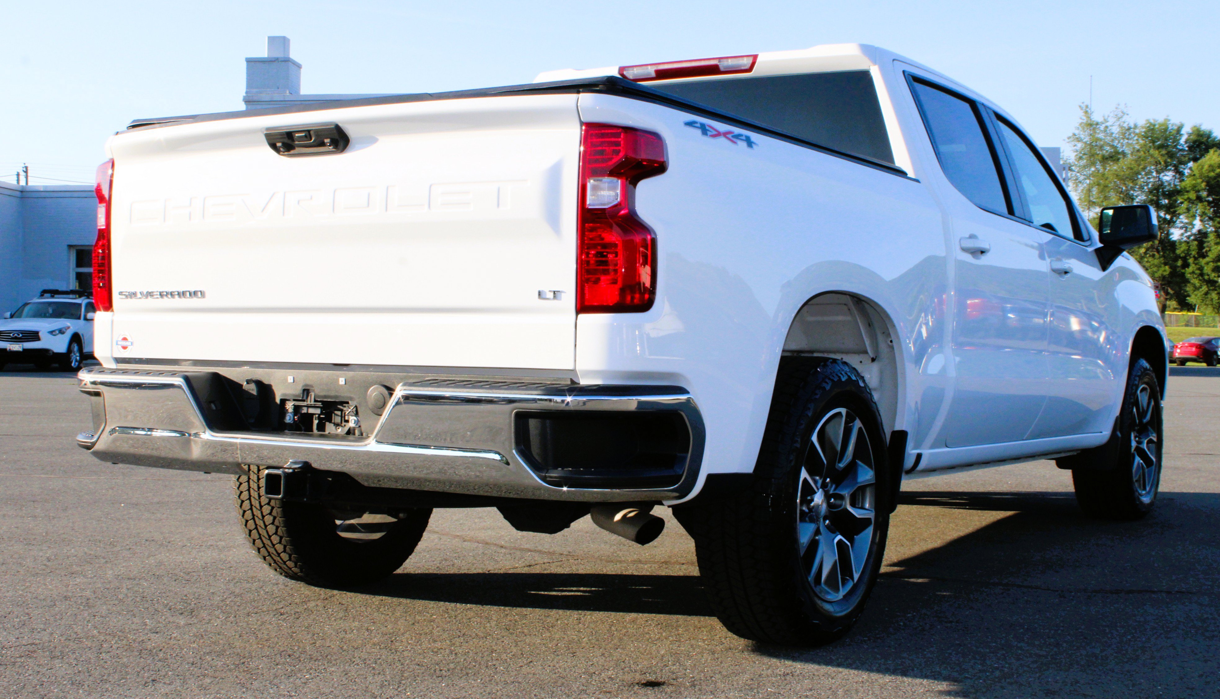 Used 2024 Summit White Chevrolet LT image 7