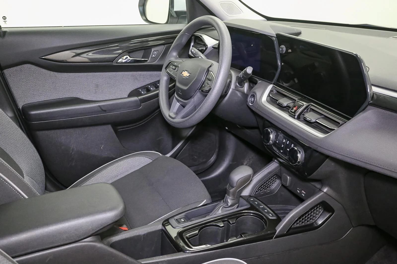 Used 2024 Summit White Chevrolet LT image 17