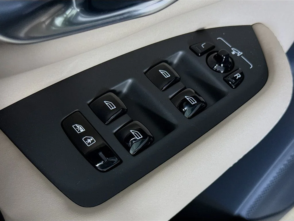 2026 Volvo XC90 Plus - Photo 18