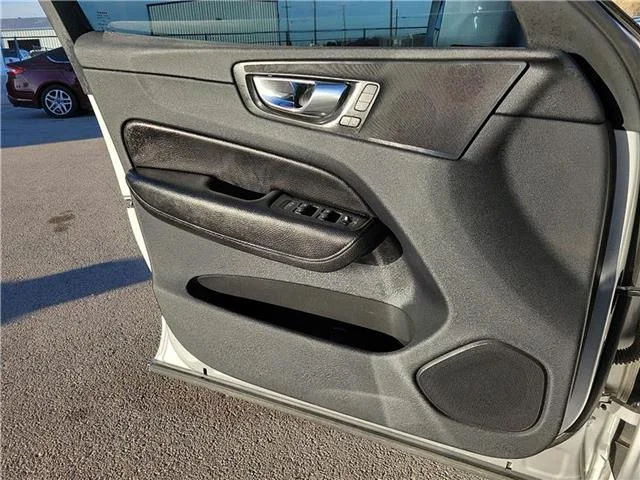 Used 2019 Bright Silver Metallic Volvo T6 Momentum All-wheel Drive image 14