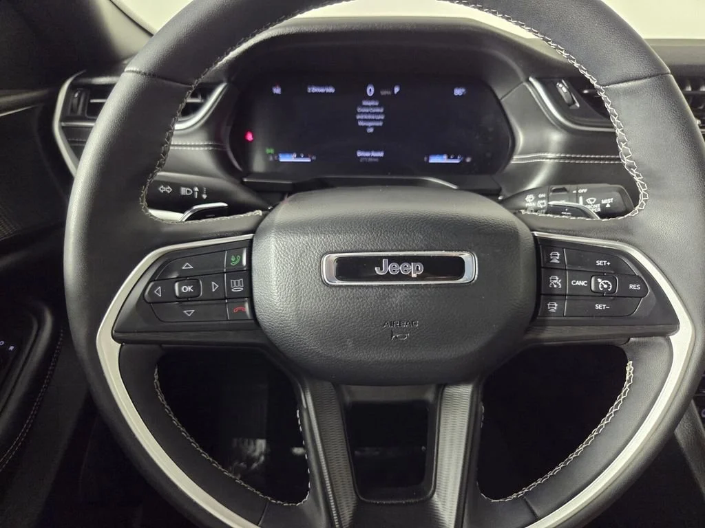 Used 2025 Silver Zynith Jeep Altitude image 18