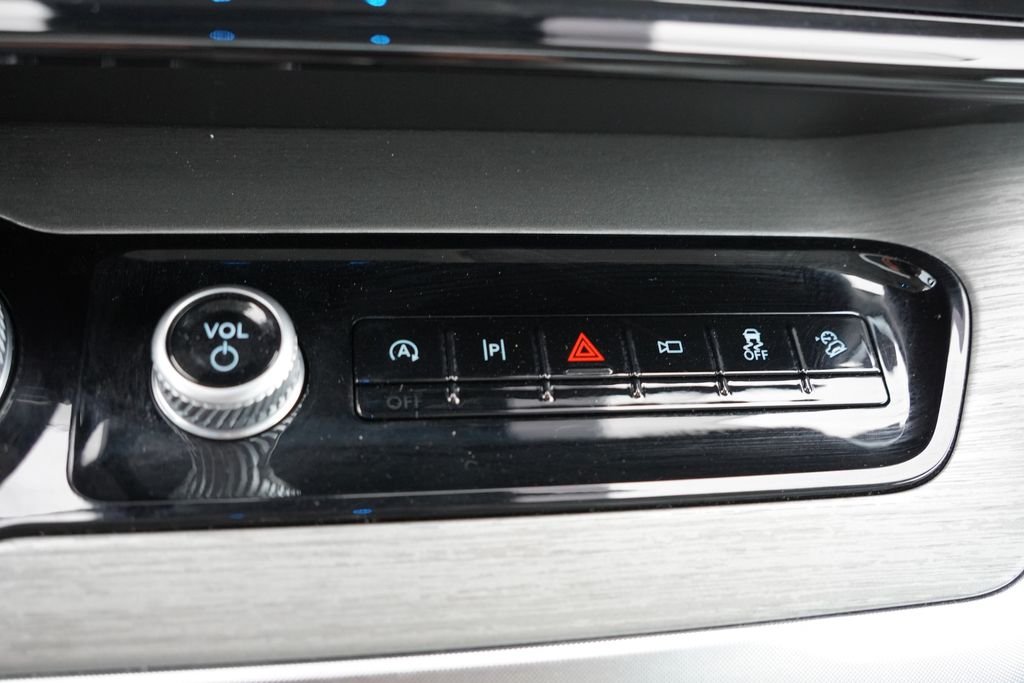 Used 2025 Silver Metallic Ford Platinum image 34
