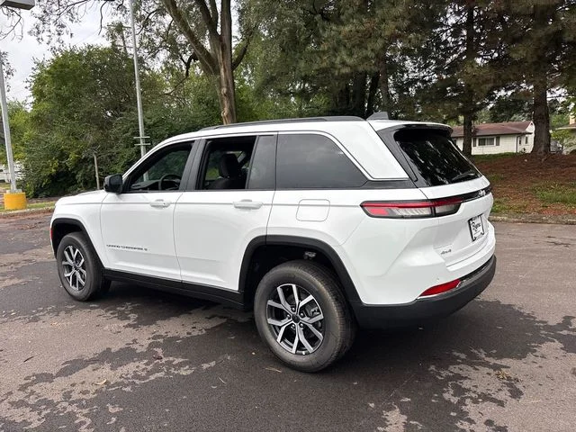 New 2027 White/off-white Jeep Laredo X image 7
