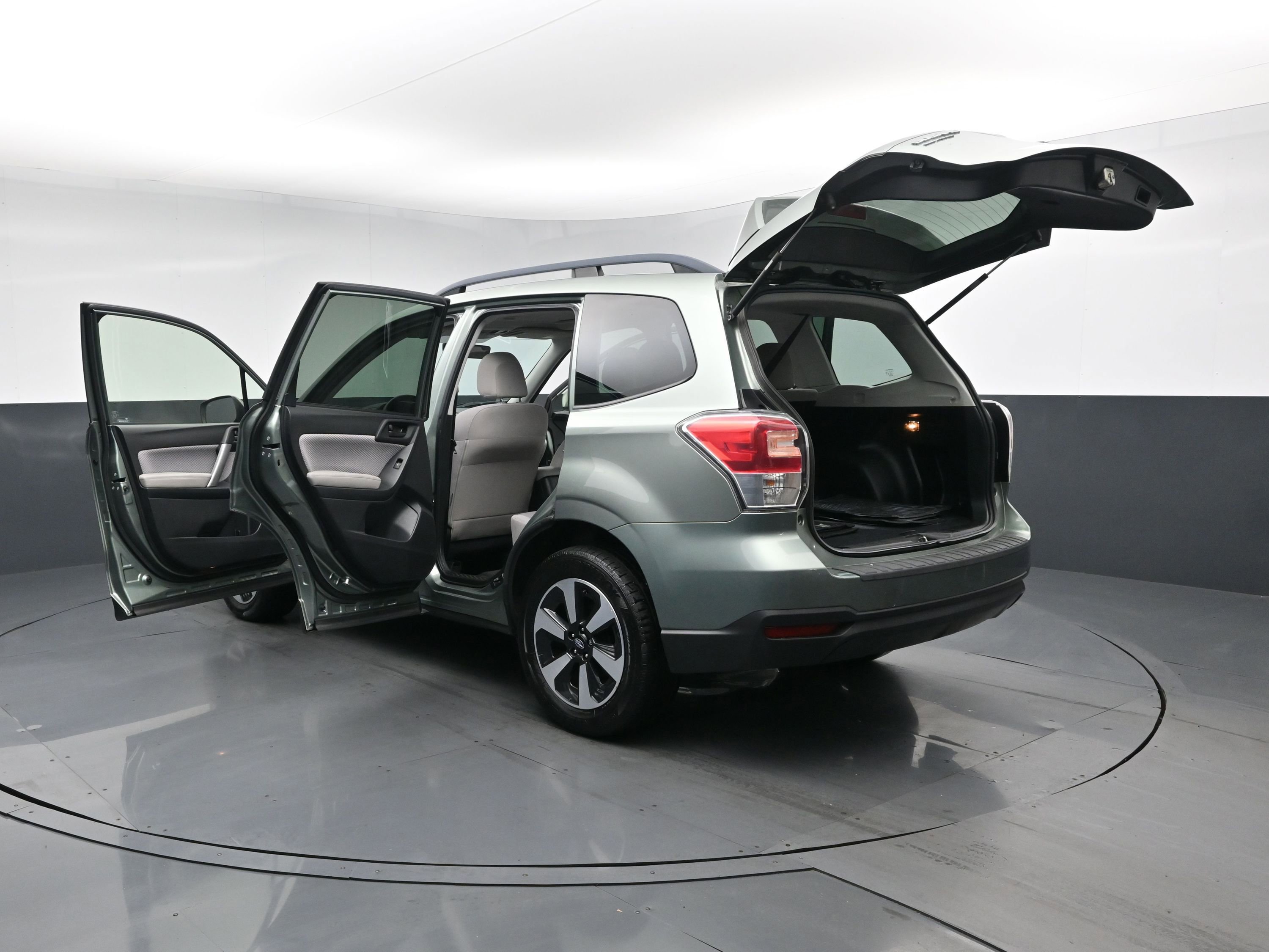 Used 2018 Jasmine Green Metallic Subaru Premium image 29