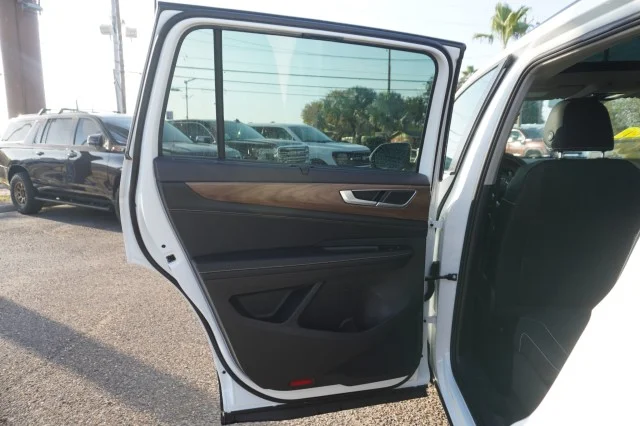New 2026 Opal White Pearl Volkswagen 2.0T SE W/TECHNOLOGY image 18